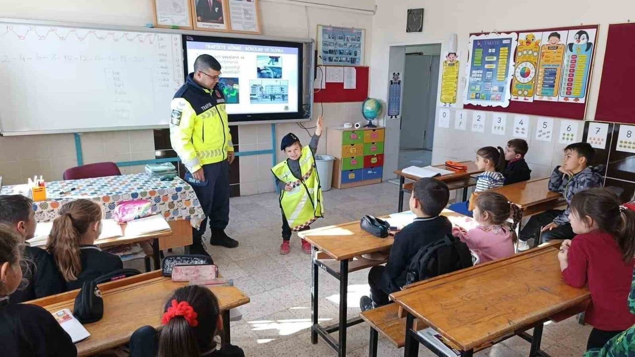 Jandarma Tavşanlı'da ilköğretim öğrencilerine trafik semineri düzenledi