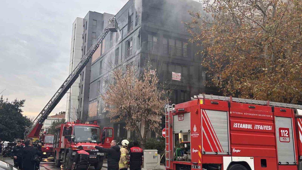 Kadıköy Bağdat Caddesi'nde 5 katlı binada yangın — itfaiye müdahalesi sürüyor