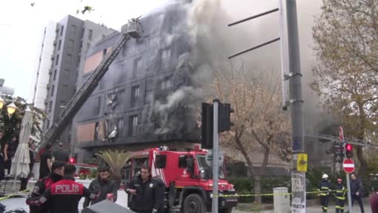 Kadıköy Bağdat Caddesi'nde beş katlı binanın dış cephesinde yangın çıktı