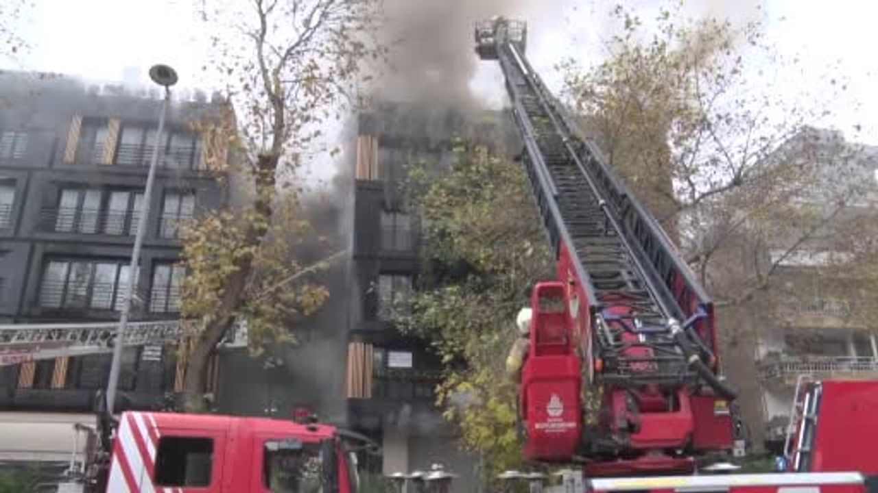 Kadıköy Bağdat Caddesi'nde çatı katı yangını: 2 bloklu binanın çatı ve giriş katı küle döndü