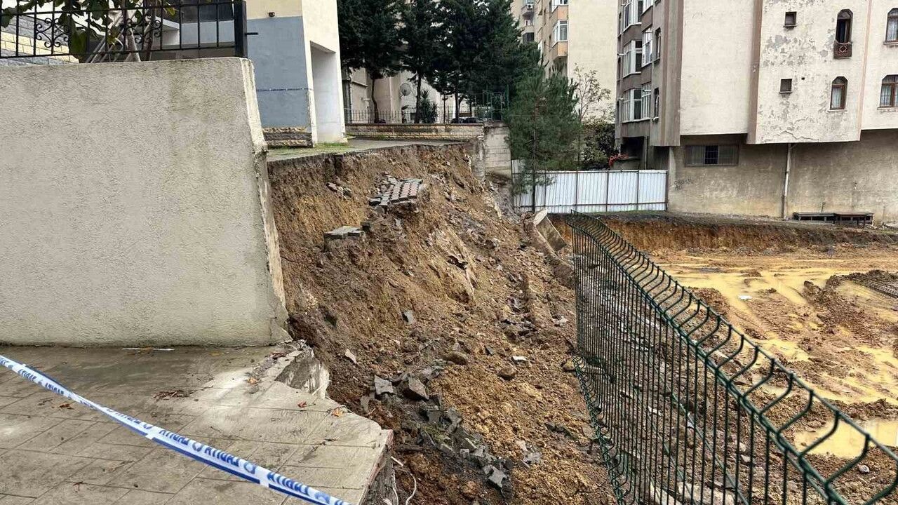 Kadıköy'de aşırı yağış sonrası 5 katlı binanın istinat duvarı çöktü