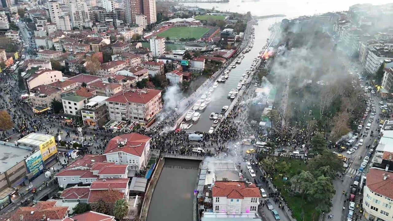 Kadıköy’de derbi öncesi trafik yoğunluğu: Stadyuma giden ana arterlerde araç kuyrukları