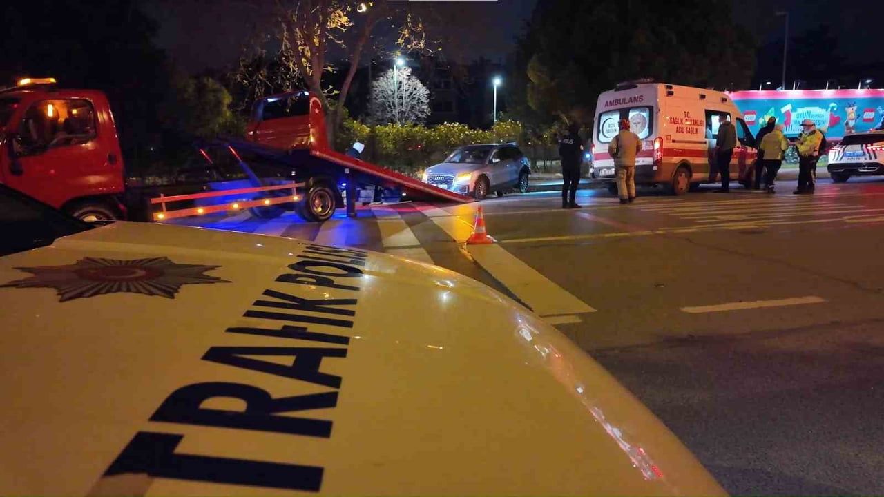 Kadıköy Suadiye'de virajı alamayan Audi takla attı; sürücü itfaiye tarafından kurtarıldı