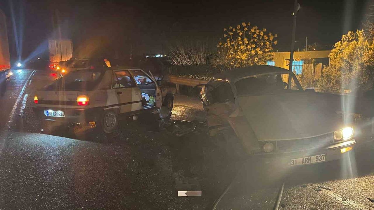 Kadirli'de iki otomobil çarpıştı: 1 kişi hayatını kaybetti, 2 kişi yaralandı