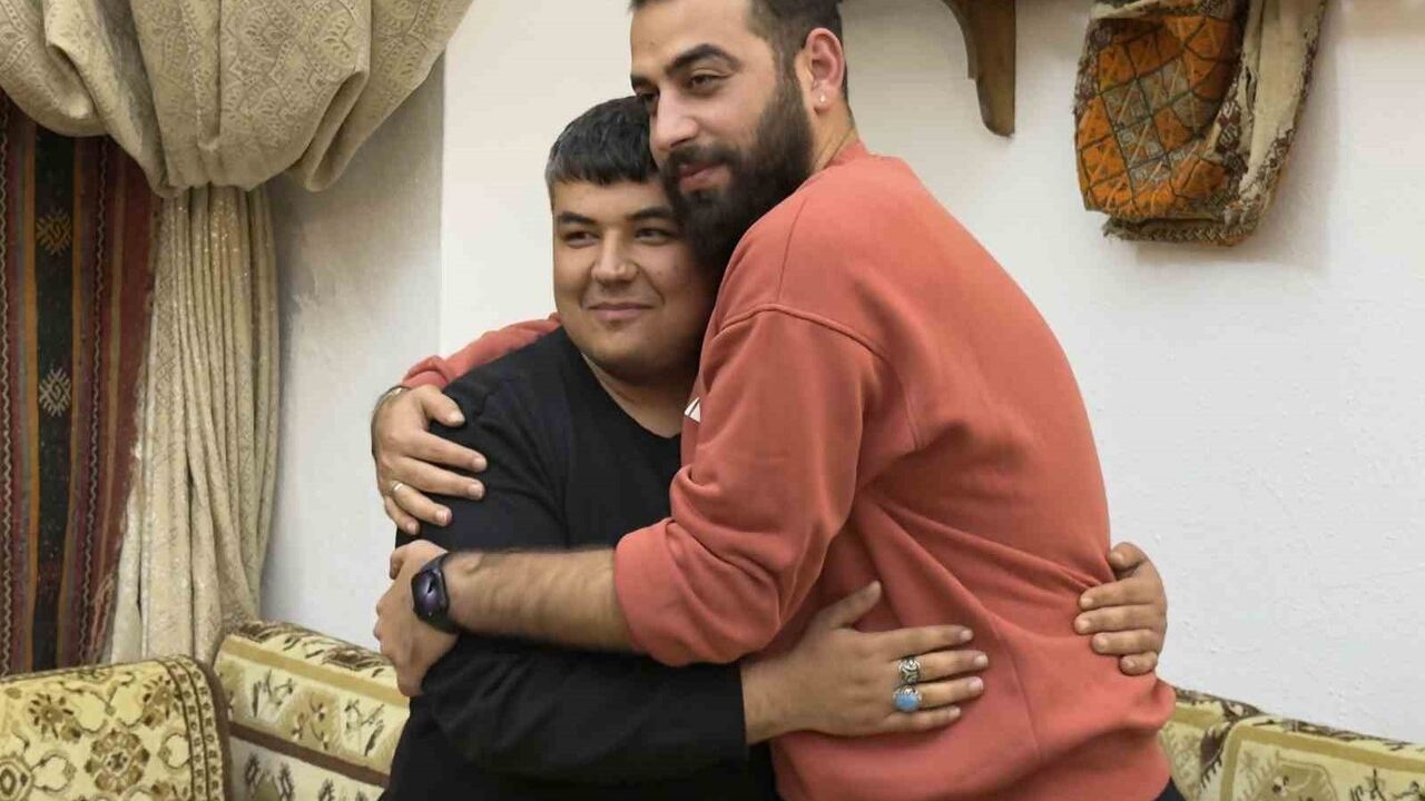 Kafede boğulma tehlikesi: Arkadaşının Heimlich manevrası hayat kurtardı