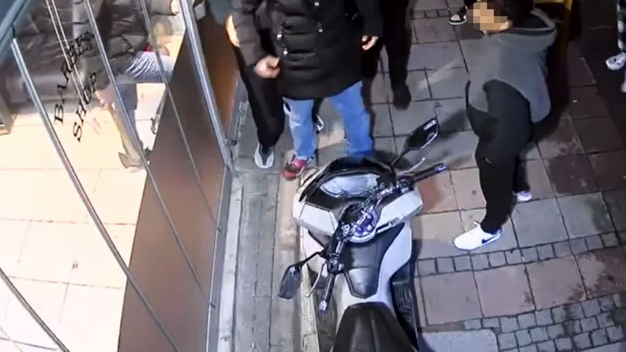Kağıthane'de alacak-verecek tartışması sonrası kuaför dükkanına baltalı saldırı