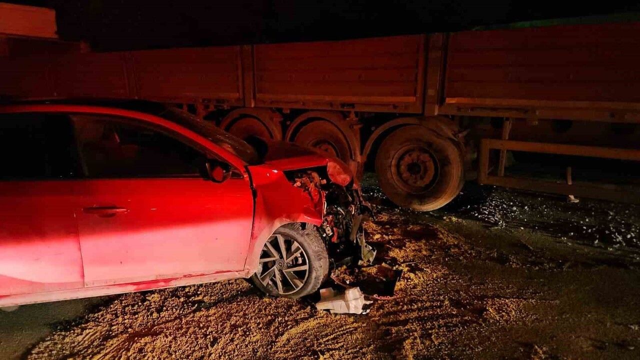 Kağıthane'de makas atan sürücü park halindeki tıra çarptı: 2 kişi hafif yaralandı