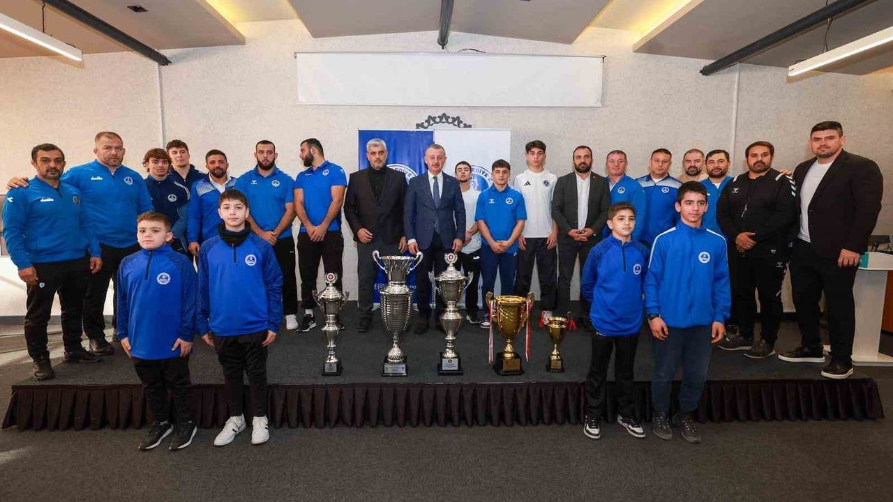 Kağıtspor 2025'i 317 madalya ile kapattı: Başkan Büyükakın sporcuları kutladı