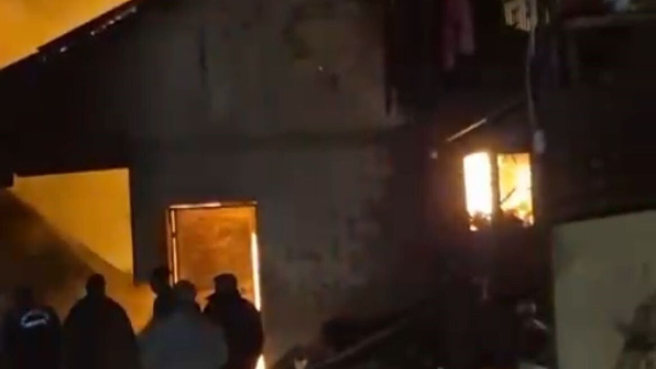 Kahramanmaraş Andırın Çokak'ta ahır ve garaj yangını söndürüldü