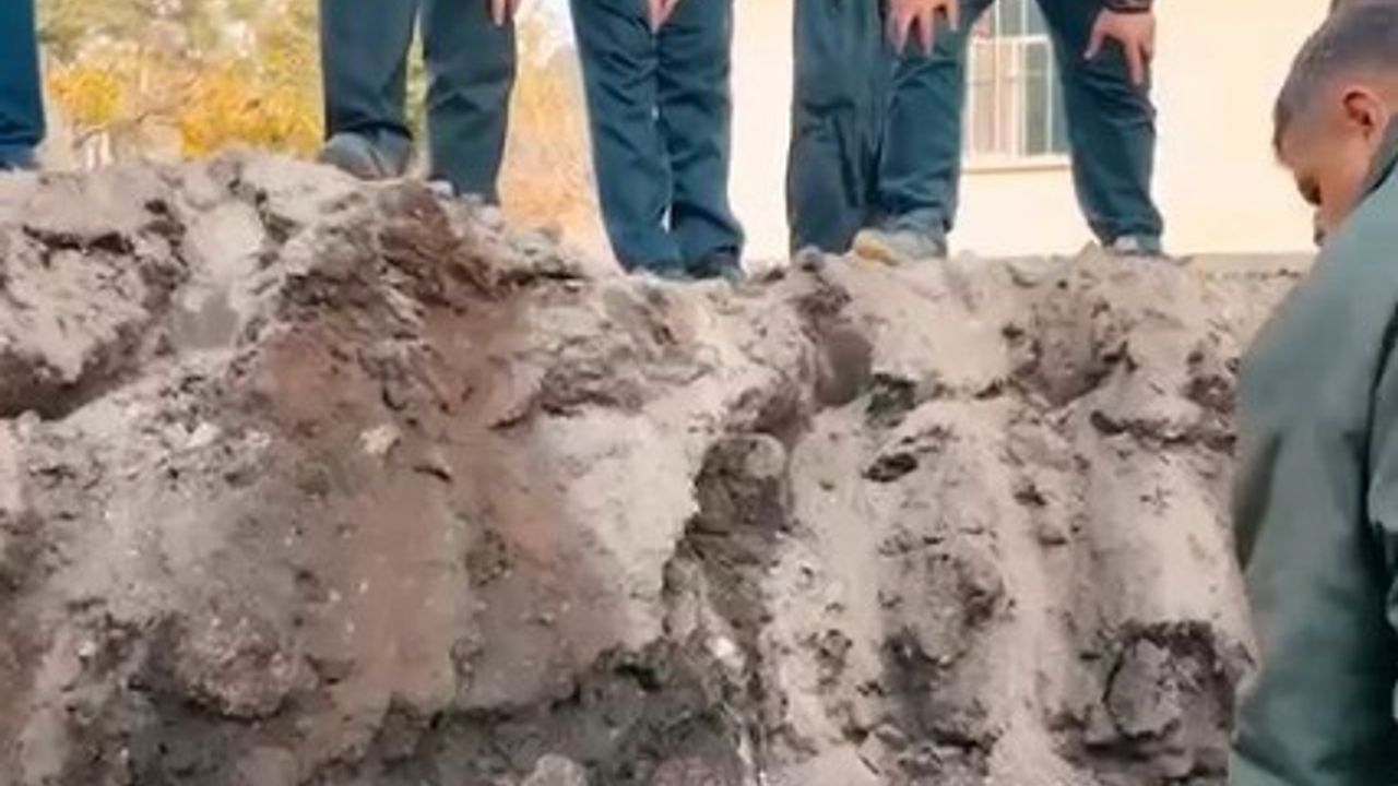 Kahramanmaraş Andırın'da mozaik arama çalışmalarında kepçe kullanımı gündemde