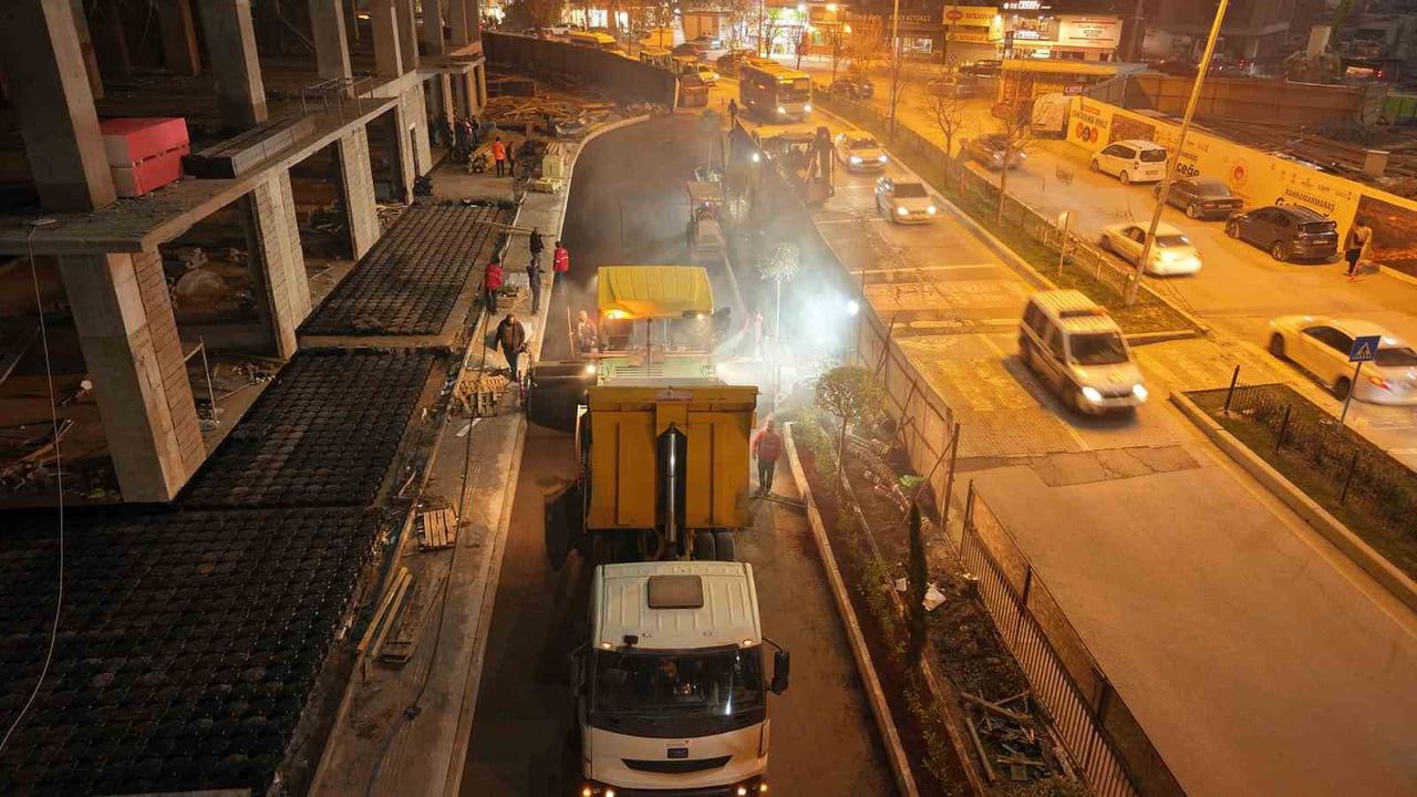 Kahramanmaraş Büyükşehir, Azerbaycan Mahallesi'nde Yaklaşık 1 Kilometrelik Yolu Sıcak Asfaltla Yeniledi