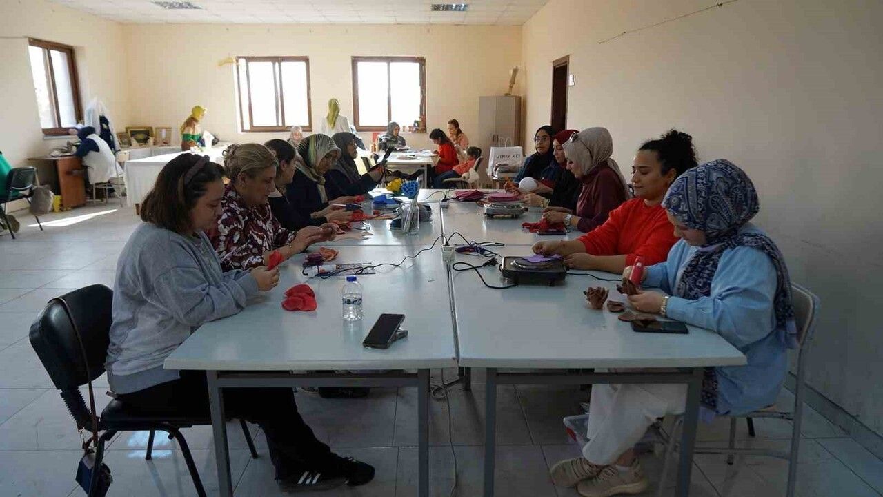 Kahramanmaraş Büyükşehir Belediyesi atölyelerinde 310 kadına meslek ve sosyalleşme imkânı