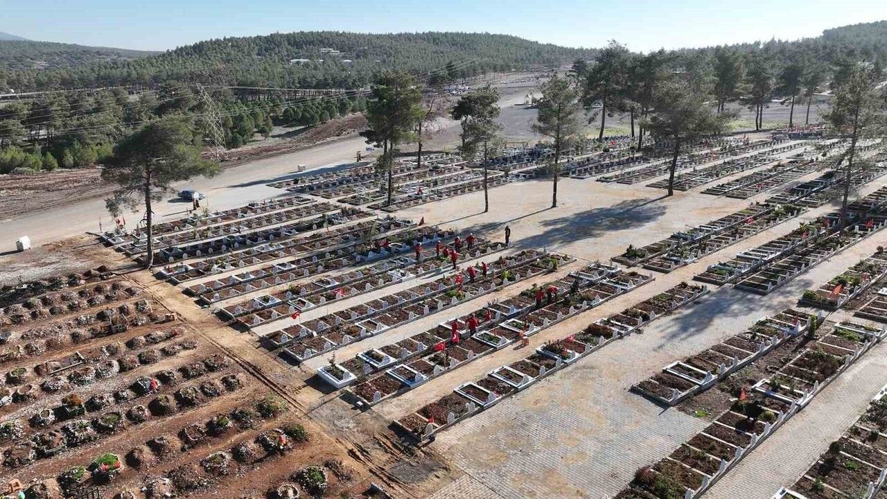 Kahramanmaraş Büyükşehir Belediyesi, Kapıçam Şehir Mezarlığı’nda Peyzaj ve Bakım Çalışmalarını Sürdürüyor