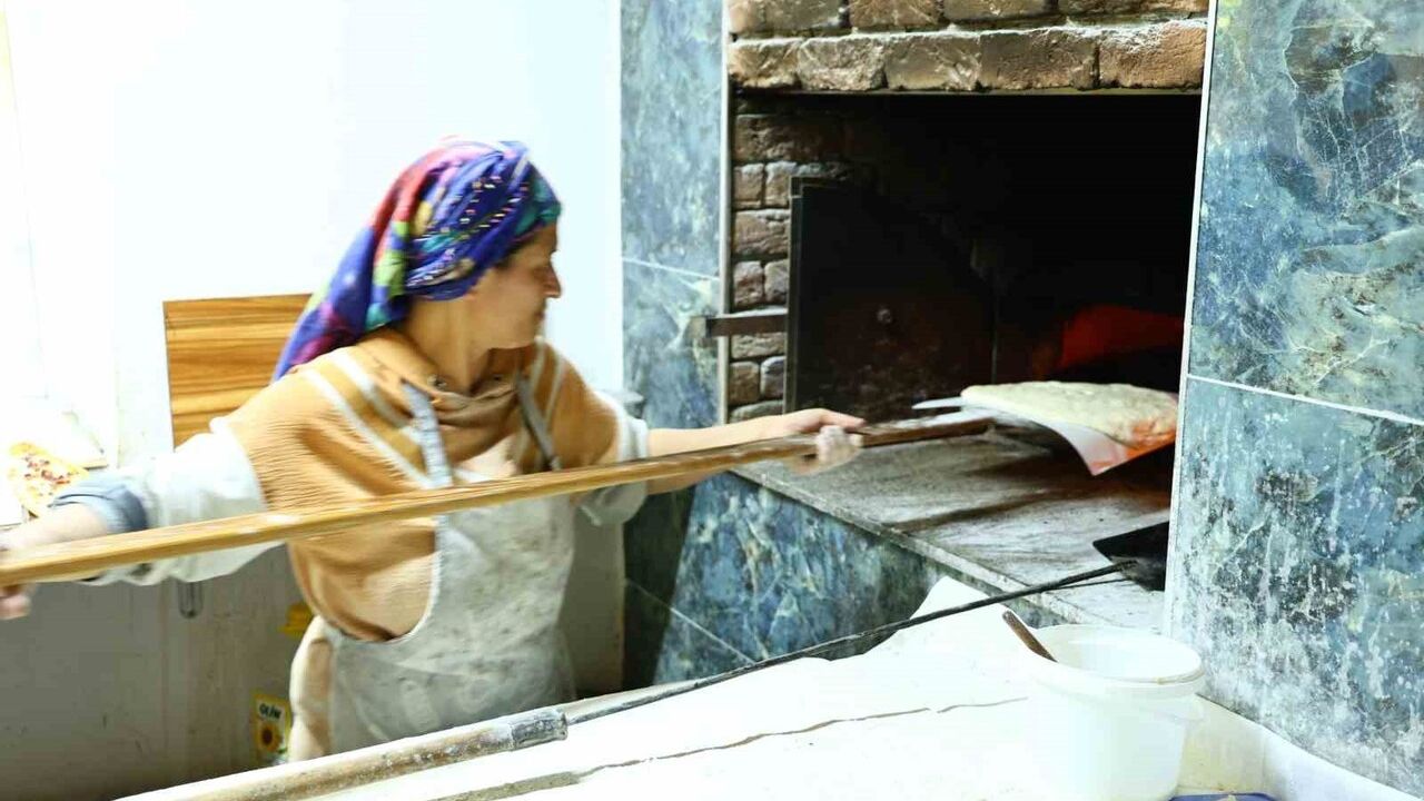 Kahramanmaraş Çardak Mahallesi'nde 170 yıllık Çeçen ekmek geleneği sürüyor