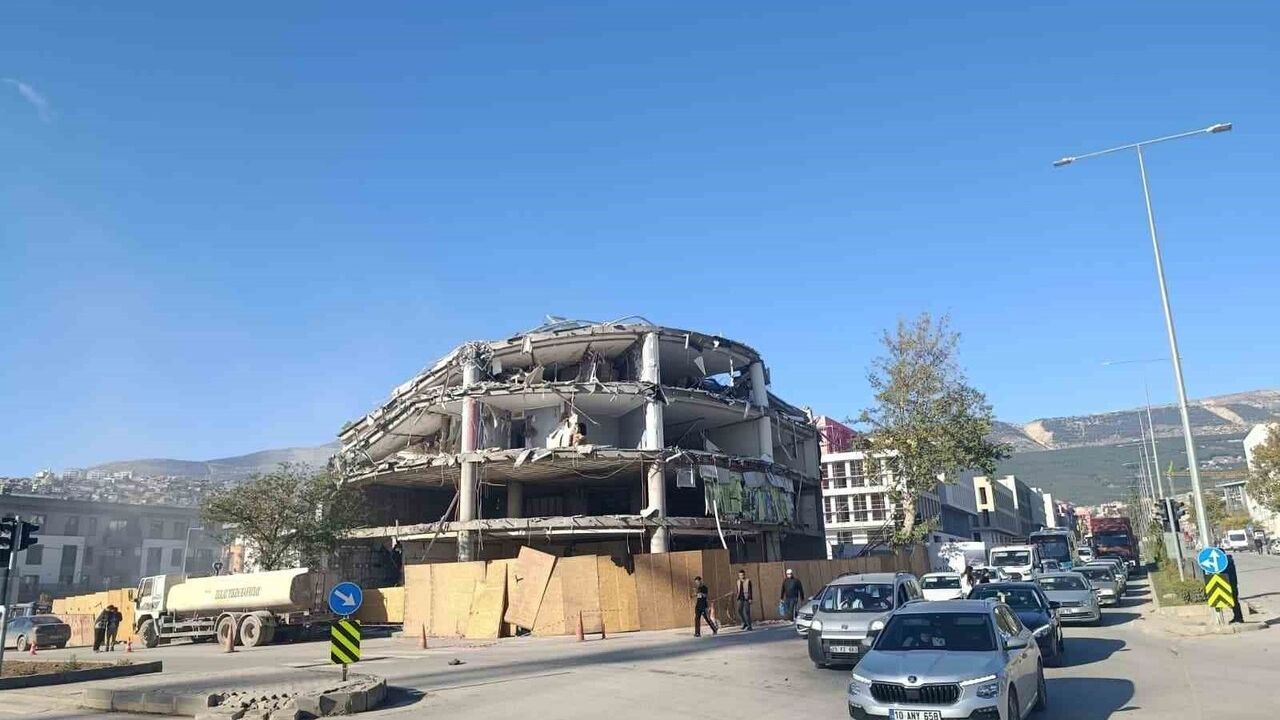 Kahramanmaraş'ta 10 katlı iş merkezi kontrollü şekilde yıkıldı