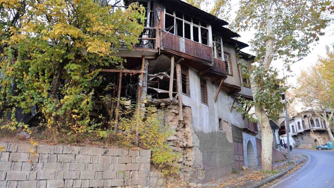 Kahramanmaraş’ta Asırlık Konaklar, Evler ve Hamamlar Restorasyon Bekliyor