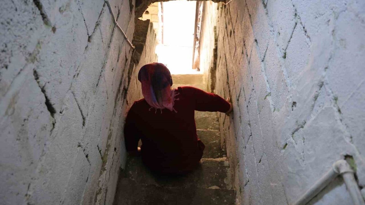 Kahramanmaraş'ta engelli çift, çatısı akan ve yaşama uygun olmayan evde yaşam mücadelesi veriyor