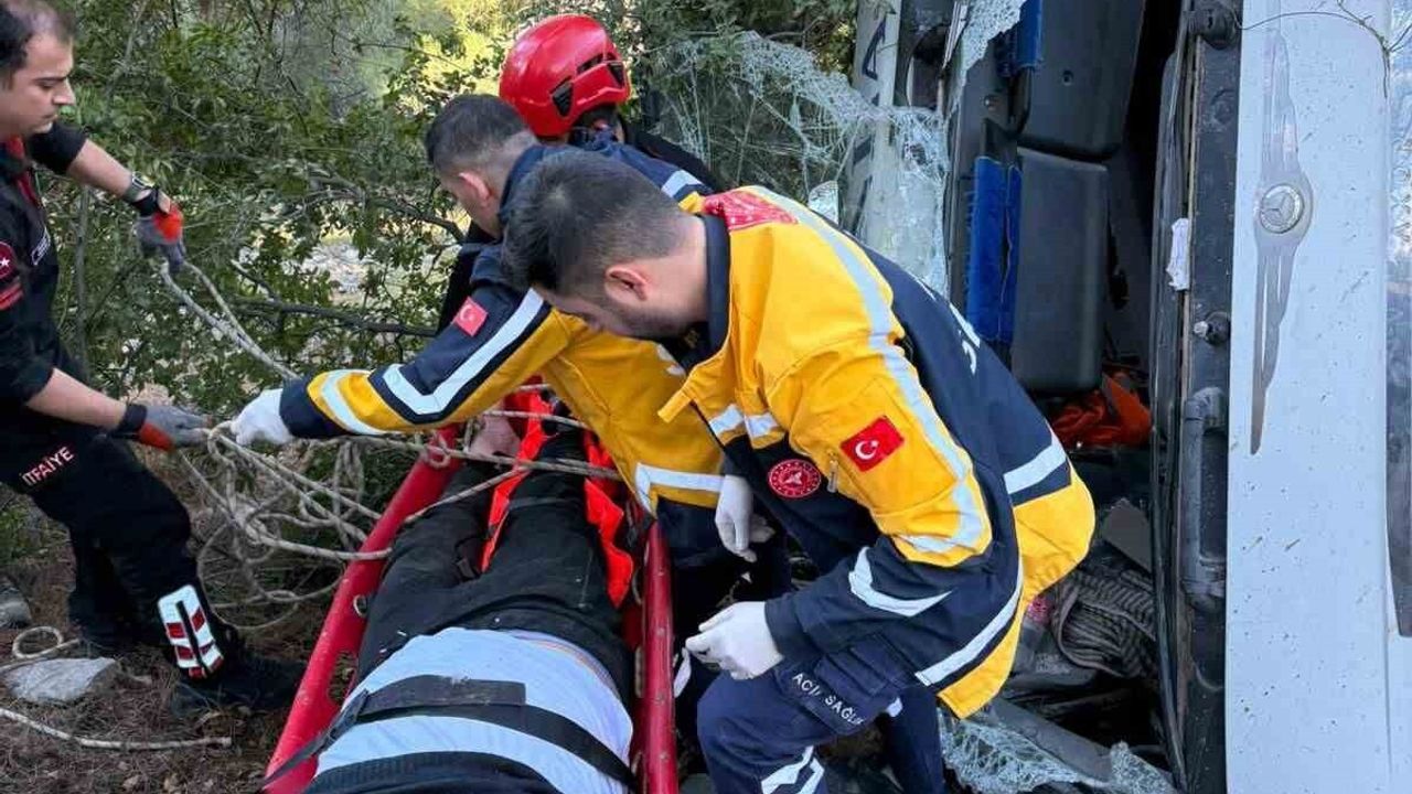 Kahramanmaraş’ta kamyon uçuruma yuvarlandı; sürücü itfaiye tarafından kurtarıldı