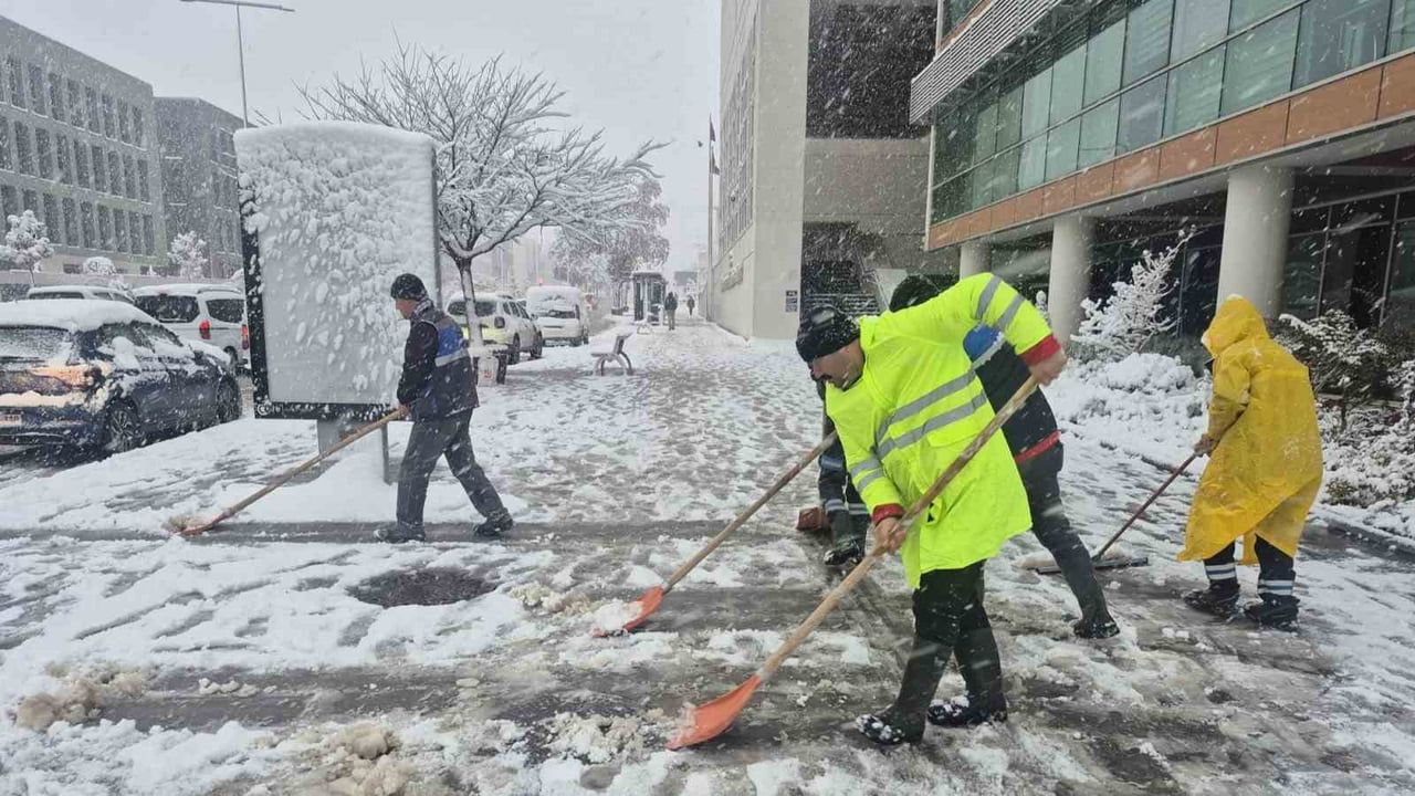 Kahramanmaraş’ta kar sonrası kaldırımlar temizleniyor: Yaya yolları güvenli hâle getiriliyor