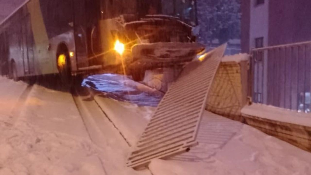 Kahramanmaraş'ta kar yağışı ulaşımı aksattı: Belediye otobüsü çocuk hastanesi duvarına çıktı