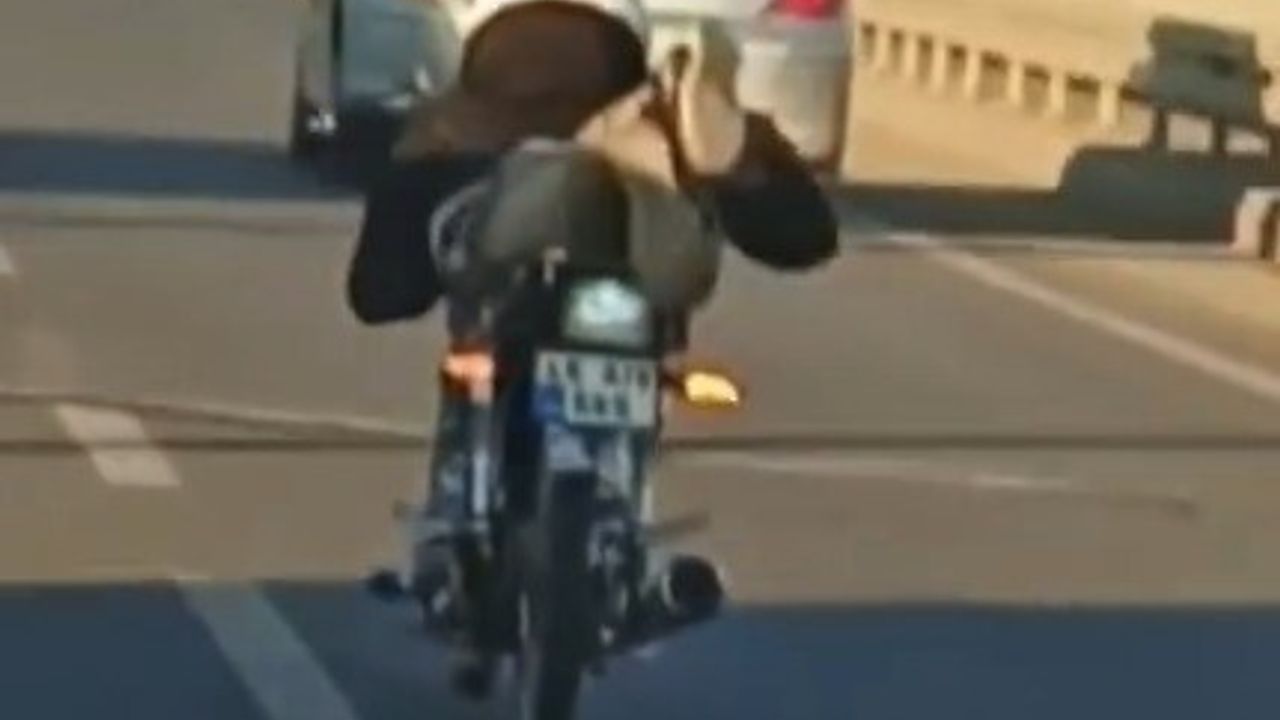 Kahramanmaraş’ta motosiklet sürücüsünün tehlikeli yolculuğu cep telefonu kamerasında