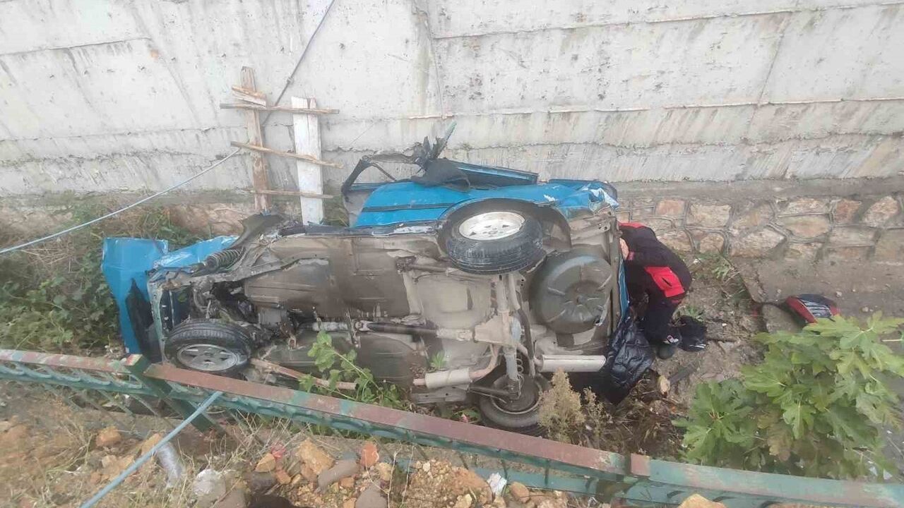 Kahramanmaraş'ta otomobil taşkın drenaj kanalına girdi, 3 kişi hafif yaralandı