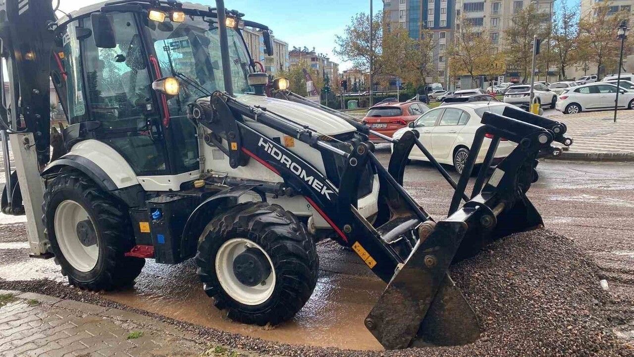Kahramanmaraş'ta sağanak sonrası Büyükşehir'in saha temizlik ve bakım çalışmaları