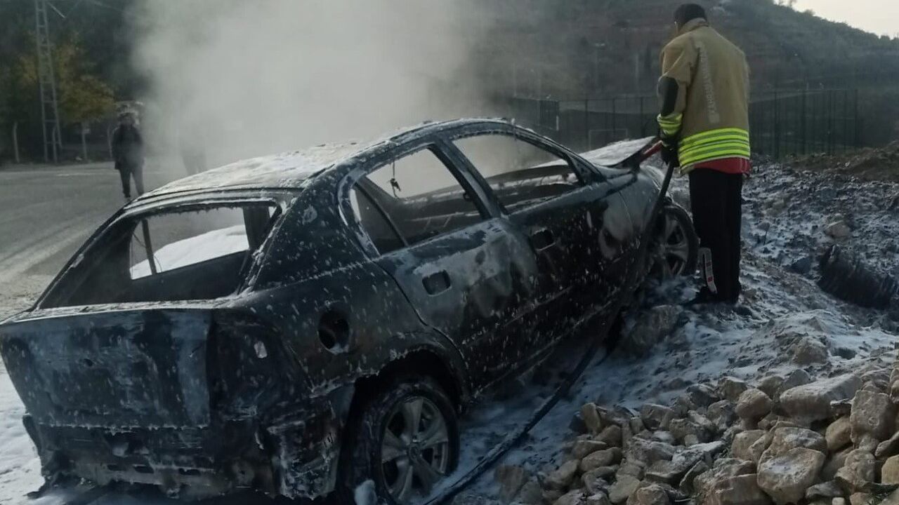Kahramanmaraş’ta seyir halindeki araçta yangın: İtfaiye müdahalesiyle söndürüldü