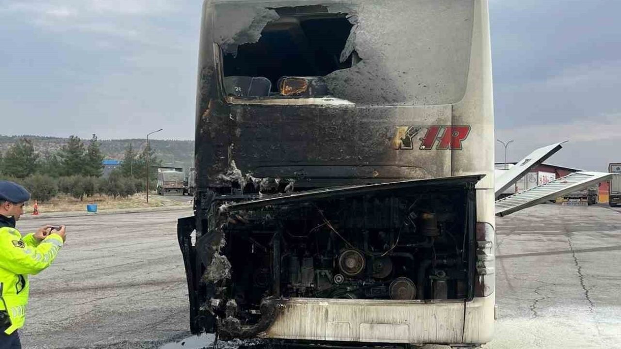 Kahramanmaraş’ta seyir halindeki Can Diyarbakır otobüsünde motor yangını; yolcular tahliye edildi