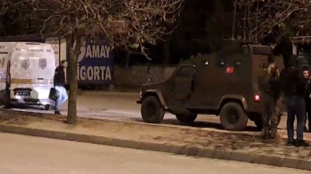 Kahramanmaraş'ta şüpheli otomobilde gazete kağıdına sarılı el yapımı patlayıcı bulundu