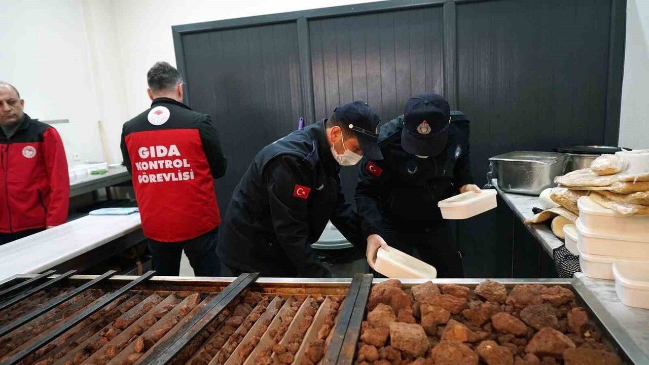 Kahramanmaraş'ta Uzun Çarşı'da kapsamlı gıda denetimi