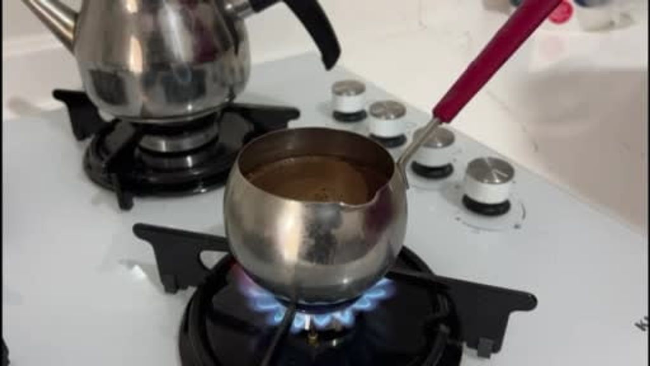 Kahramanmaraşlı depremzede çift yeni yıla Ebrar Sitesi'ndeki evlerinde girdi