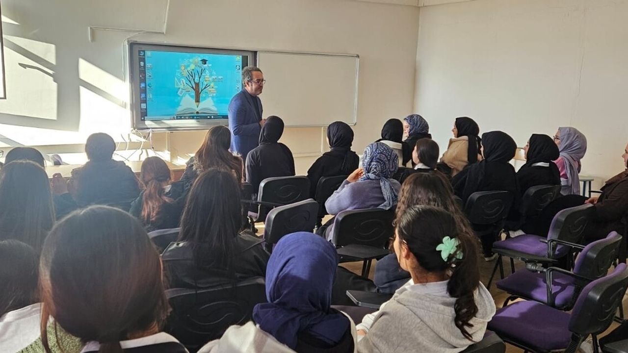 Kahta Cendere Kız Meslekî ve Teknik Anadolu Lisesi'nde Bilinçli Enerji Tüketimi Semineri