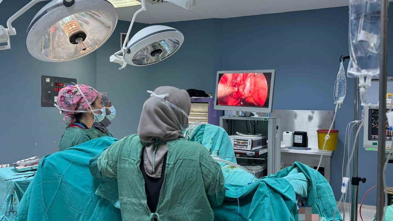 Kahta Devlet Hastanesi'nde ilk V-NOTES ile sağ overyan kistektomi başarıyla gerçekleştirildi