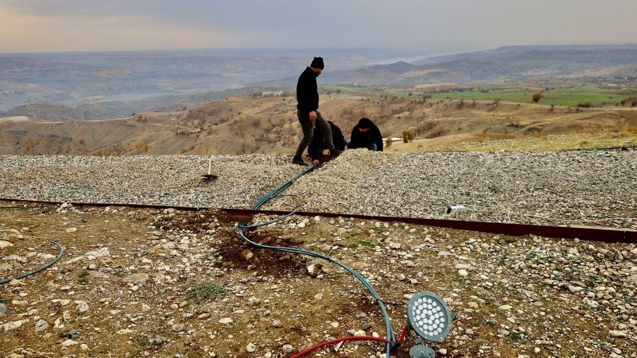 Kahta Kaymakamı Karakuş Tümülüsü'ndeki aydınlatma çalışmalarını yerinde inceledi