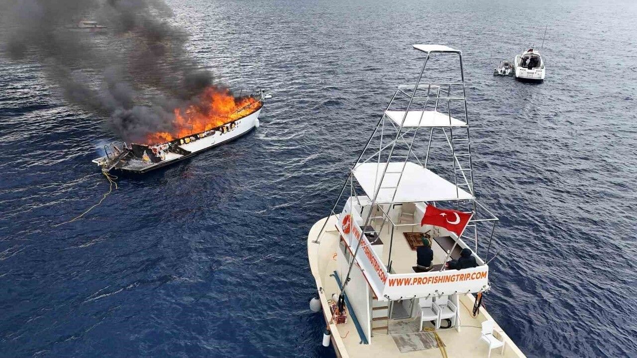 Kalkan açıklarında lüks teknede yangın: Kaptan Sahil Güvenlik tarafından kurtarıldı, anlar dronla kaydedildi
