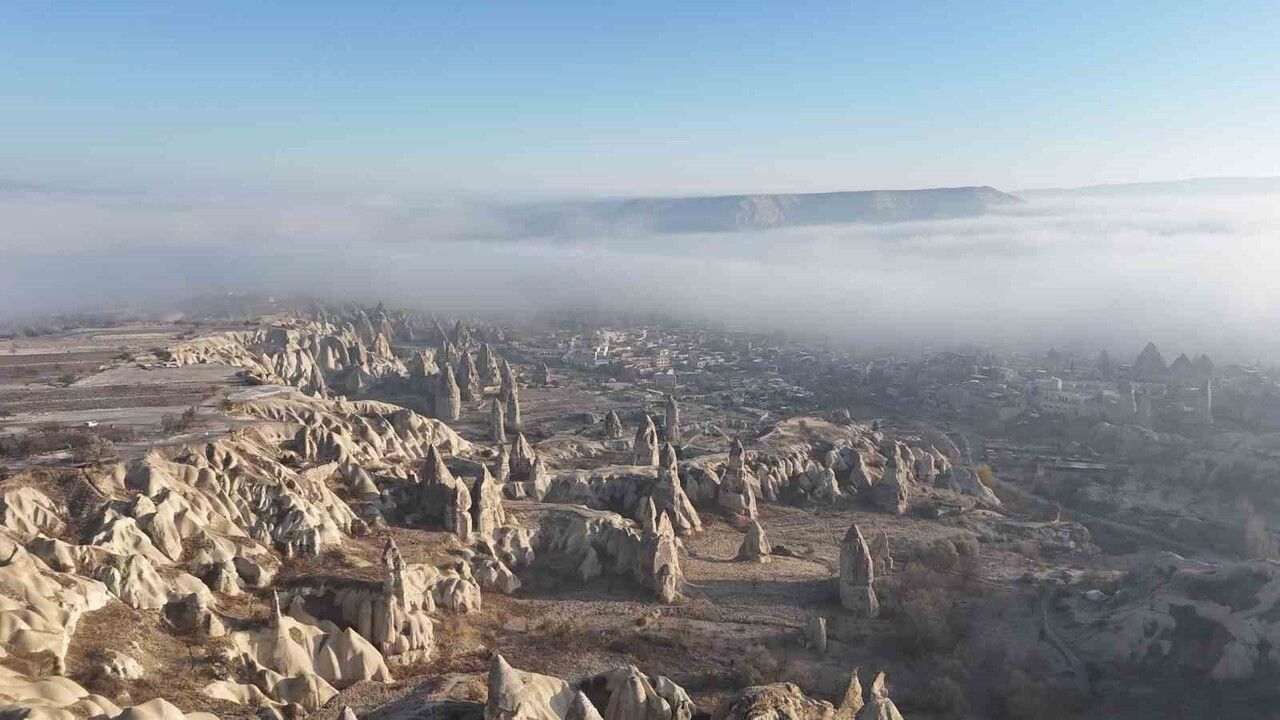 Kapadokya sabahında yoğun sis: Balon turları iptal, görüş yer yer 20 metreye düştü