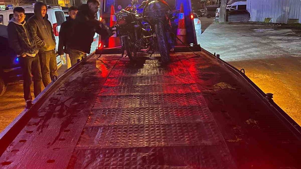 Kapaklı'da plakasız akrobatik motosiklet sürücülerine 87 bin 706 lira ceza