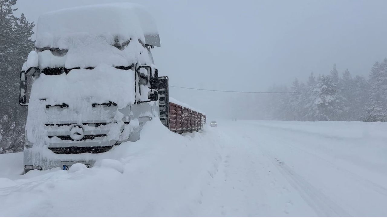 Karabük-Bartın kara yolunda kar kalınlığı yer yer 1,5 metreyi aştı
