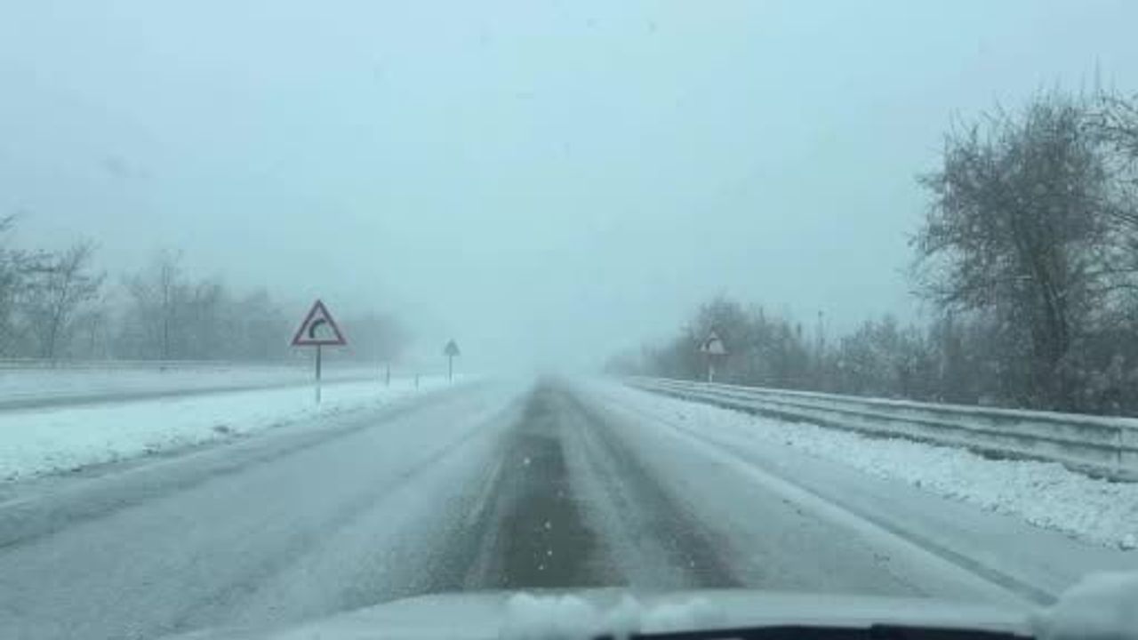 Karabük-Bartın kara yolunda tır geçişi, yoğun kar ve buzlanma nedeniyle durduruldu