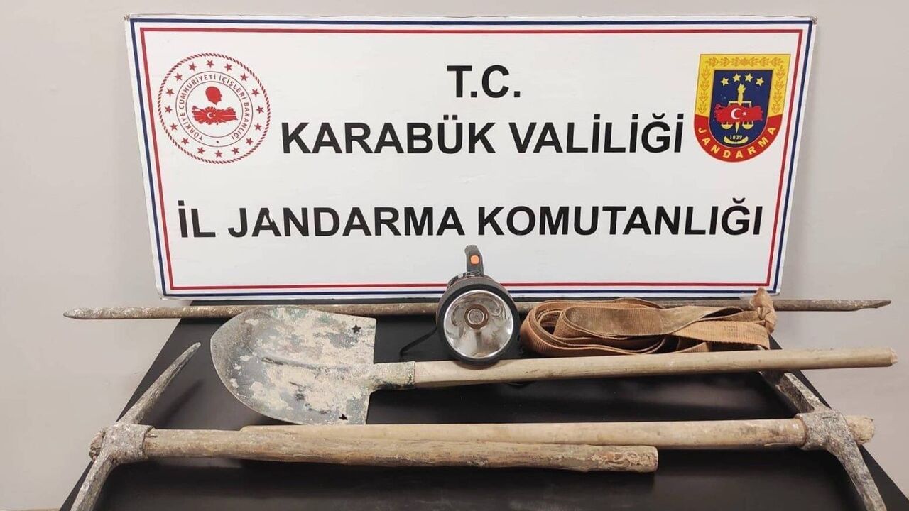 Karabük merkezinde izinsiz kazı: 5 kişi jandarma tarafından yakalandı