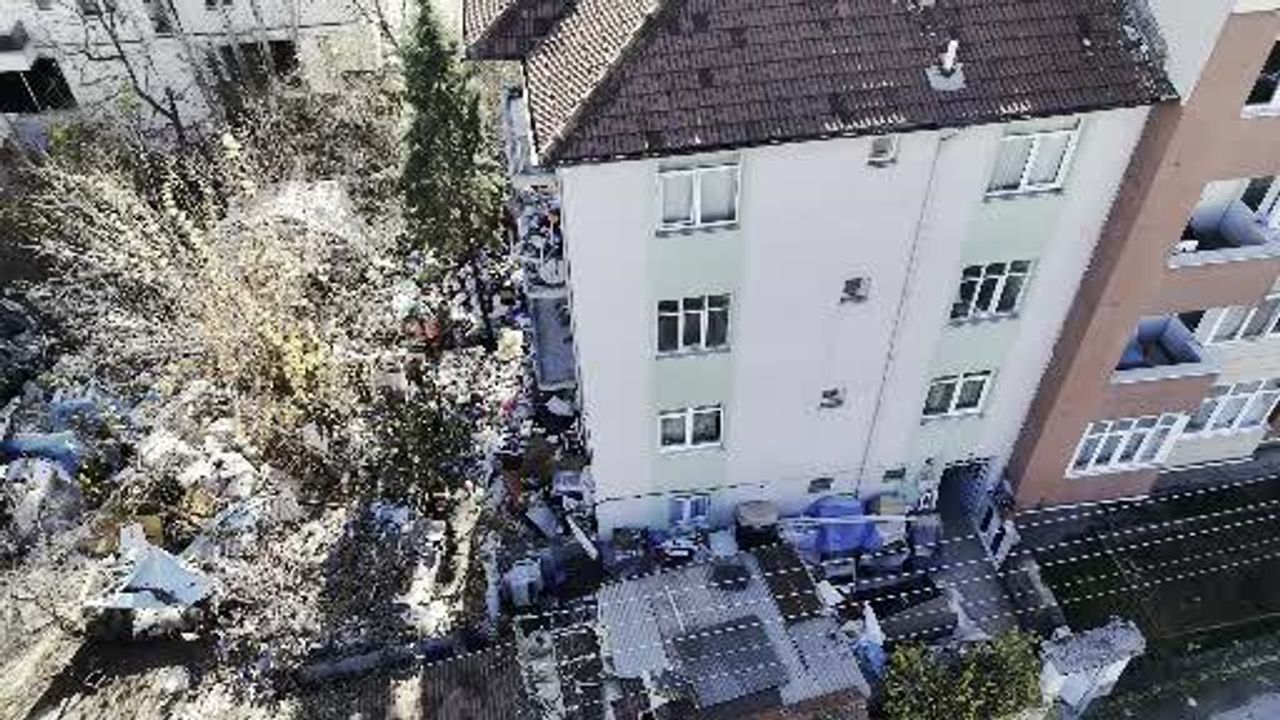 Karabük'te 100. Yıl Mahallesi'ndeki ev ve bahçe temizlendi, yaklaşık 10 kamyon çöp çıkarıldı