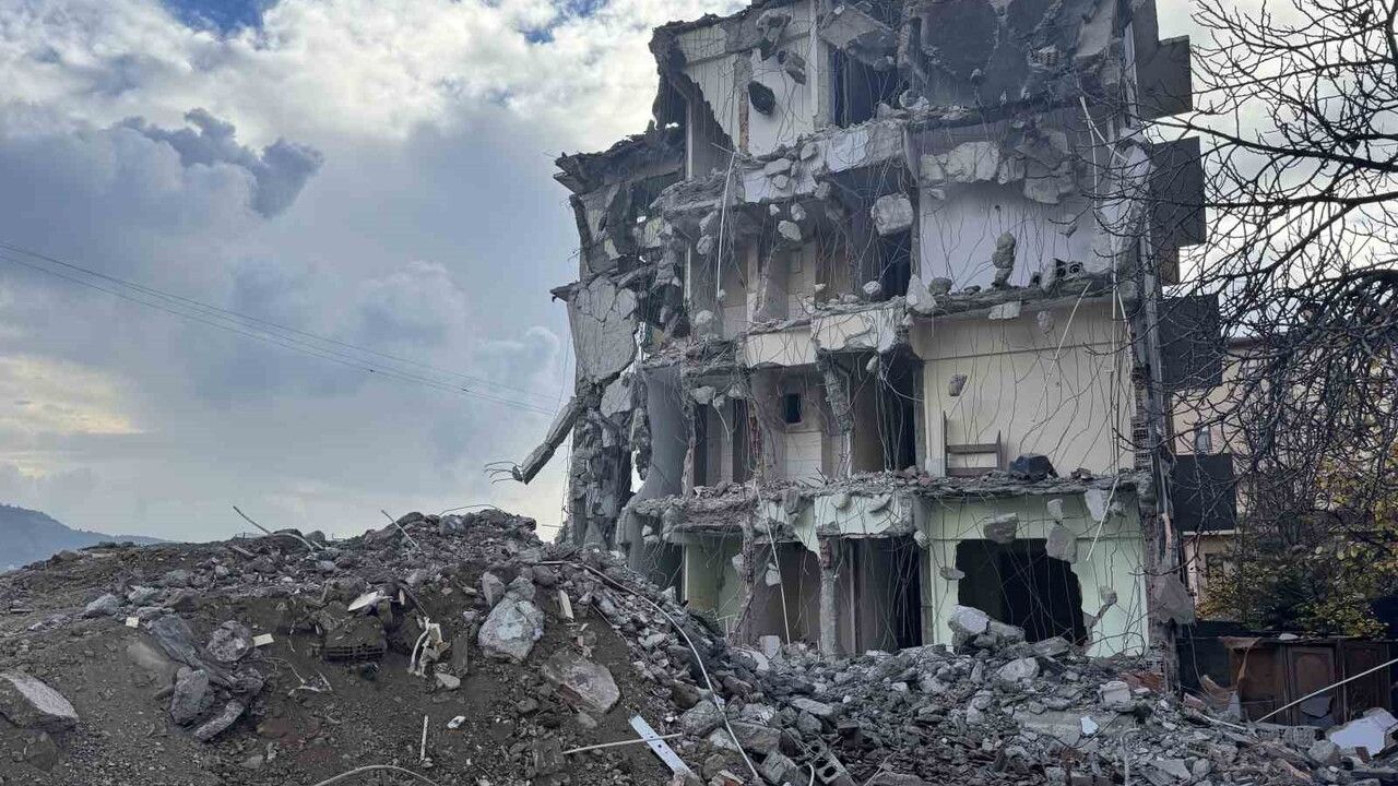 Karabük'te 2022'de doğal gaz patlamasıyla hasar gören 4 katlı bina 3 yıl sonra yıkılıyor