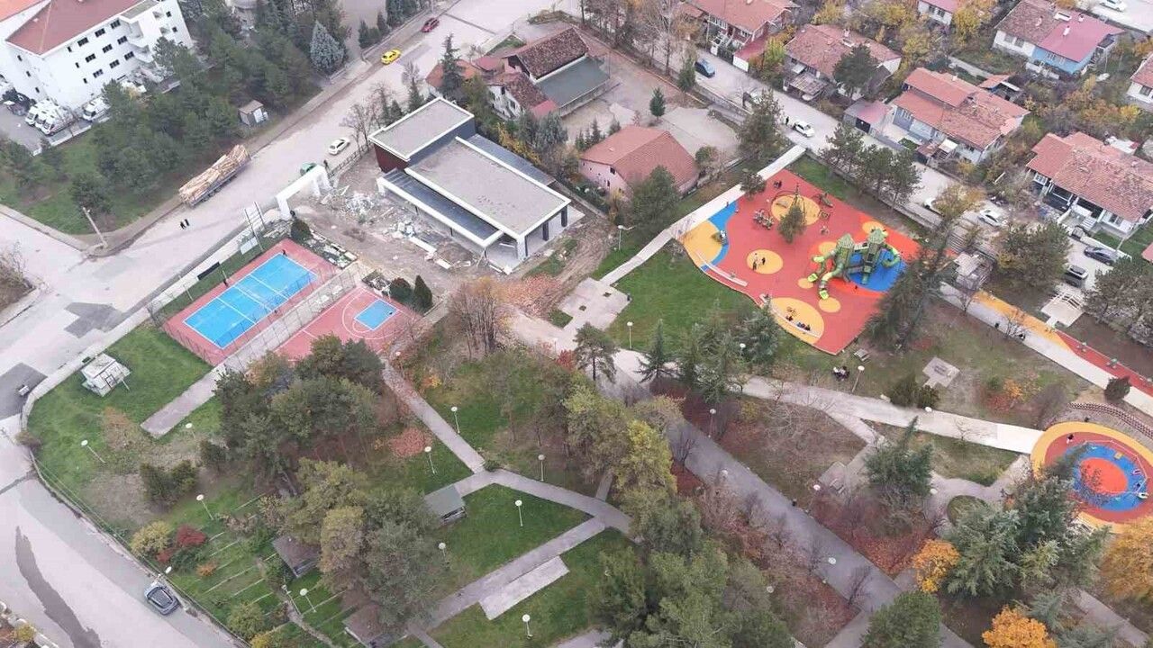 Karabük’te 5000 Evler Sosyal Tesisi: 13 Bin m²’lik Yeşil Alan ve 620 m² Modern Tesis