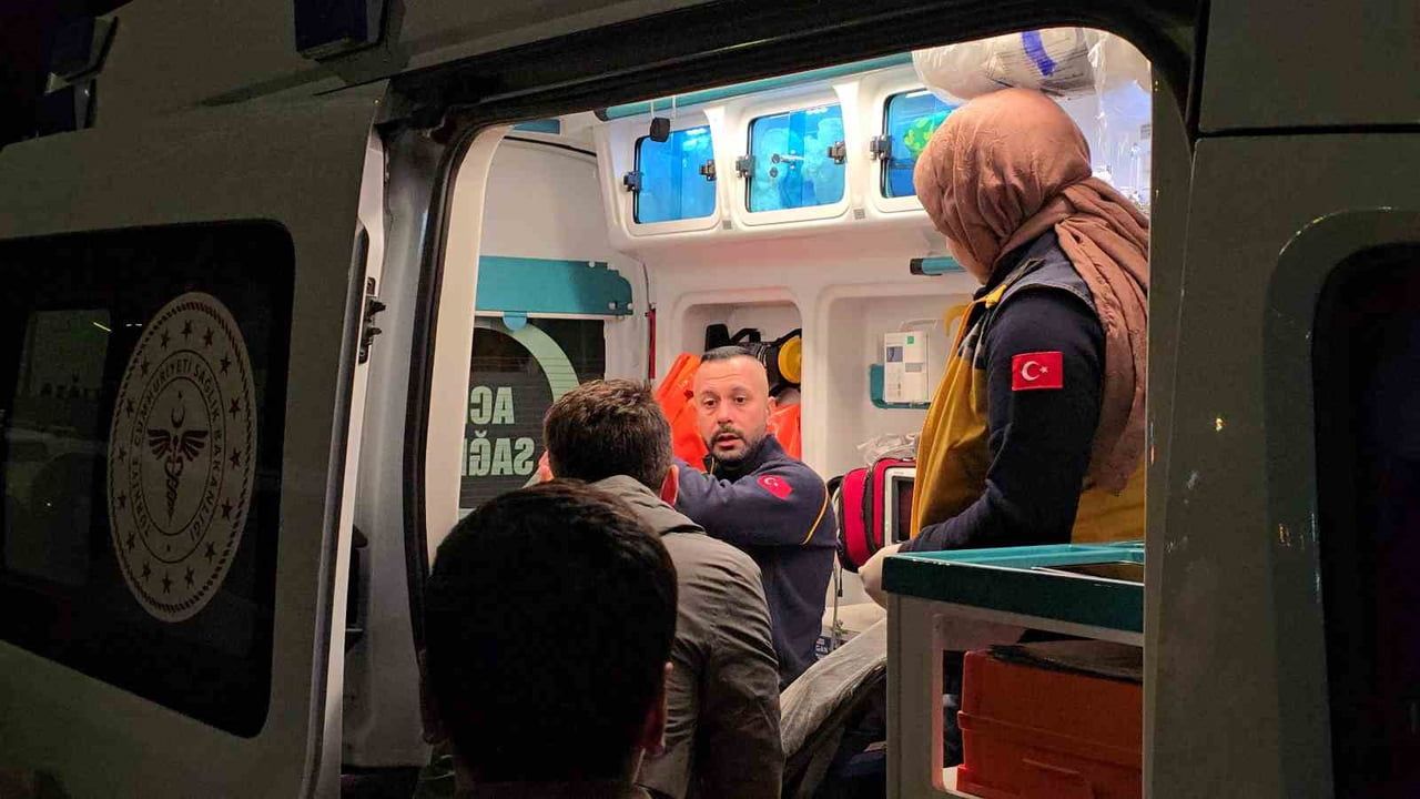 Karabük’te ambulans ile otomobil çarpıştı: 3 sağlık çalışanı yaralandı