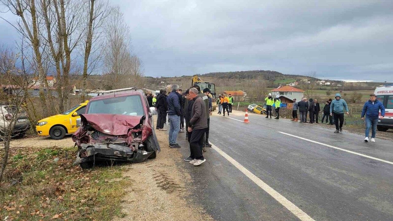 Karabük’te hafif ticari araç ile otomobil çarpıştı: 6 yaralı