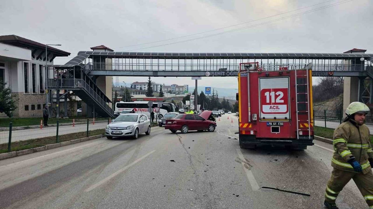 Karabük’te iki ayrı trafik kazasında 2 kişi yaralandı