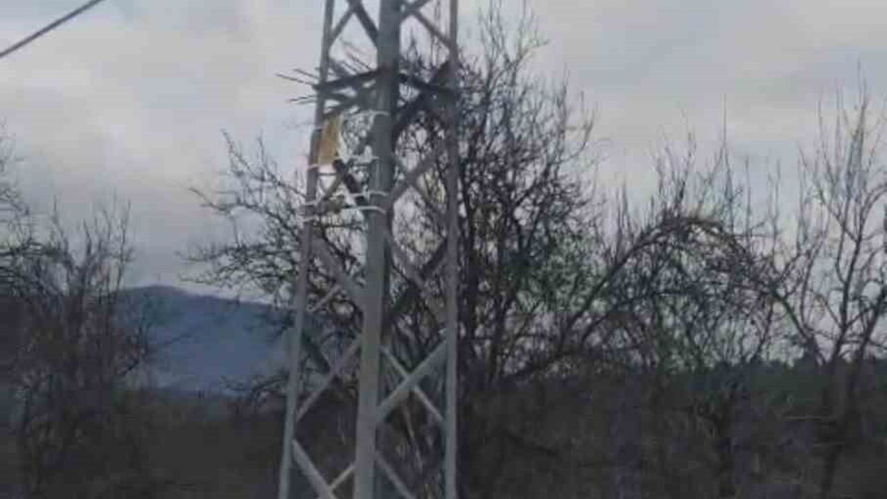 Karabük’te izolatör değişimi sırasında elektrik akımına kapılan işçi yaşamını yitirdi