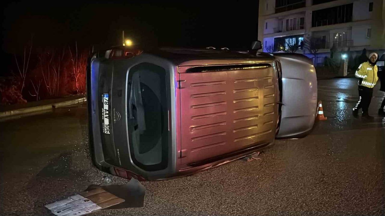 Karabük'te Kaldırıma Çarpan Hafif Ticari Araç Devrildi: 1 Yaralı