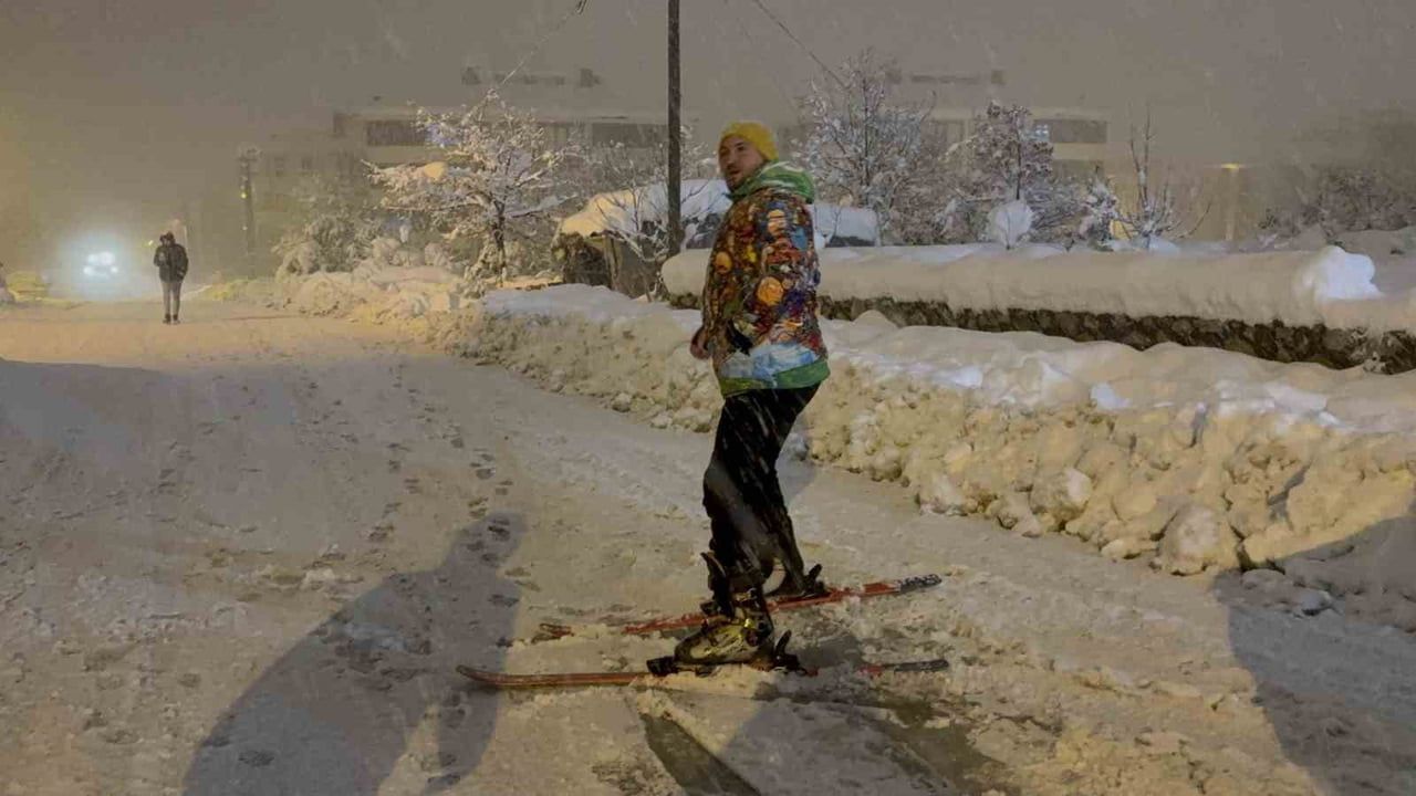 Karabük'te Kar: Safranbolu Sokaklarında Kayak ve Trafikte Aksama